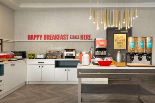 - une cuisine avec un comptoir et un comptoir pour le petit-déjeuner dans l'établissement Hampton Inn by Hilton Napanee, à Napanee