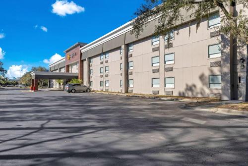 an empty parking lot in front of a building at La Quinta Inn & Suites by Wyndham Jacksonville Mandarin in Jacksonville