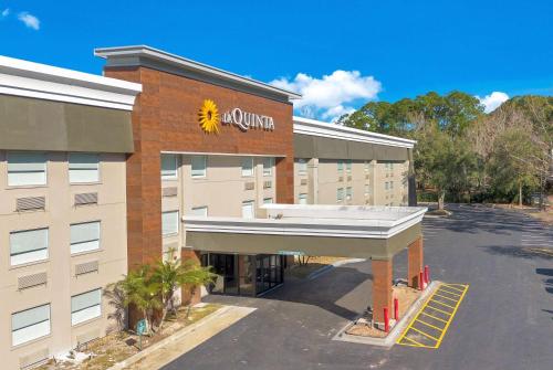 an empty parking lot in front of a hotel at La Quinta Inn & Suites by Wyndham Jacksonville Mandarin in Jacksonville