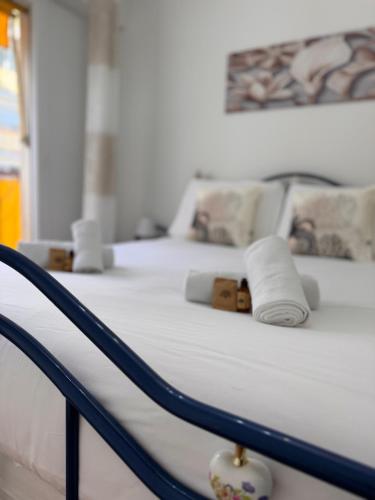 - deux lits avec des draps et des oreillers blancs dans l'établissement La Residence du Casino, à Menton