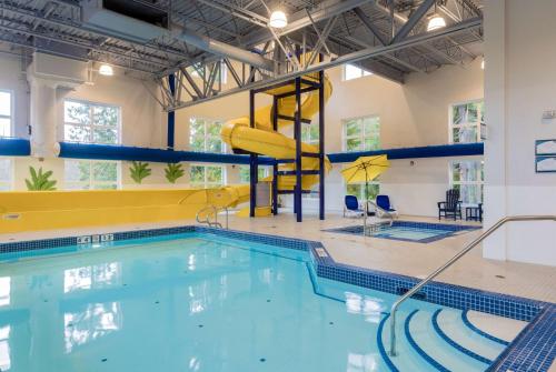 an indoor swimming pool with a swimming poolvisorvisor at Microtel Inn & Suites by Wyndham Oyster Bay Ladysmith in Ladysmith