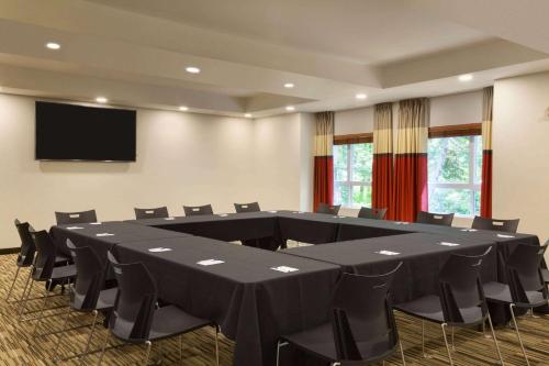 a conference room with a large table and chairs at Microtel Inn & Suites by Wyndham Oyster Bay Ladysmith in Ladysmith