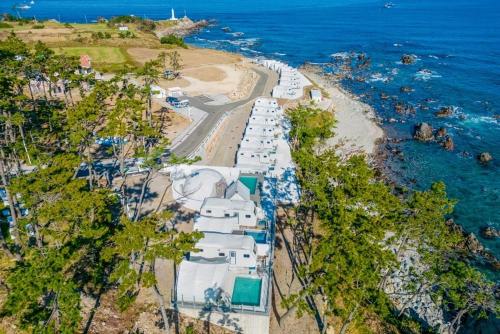 KappawiにあるSinpo Port TITF Caravanの白いリゾート地があるビーチの空中の景色