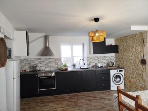Η κουζίνα ή μικρή κουζίνα στο House near Bayeux