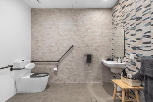 Um banheiro em Beach St Accommodation