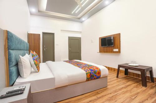Μια τηλεόραση ή/και κέντρο ψυχαγωγίας στο FabHotel Villa The Suites - Nr Prayagraj Junction