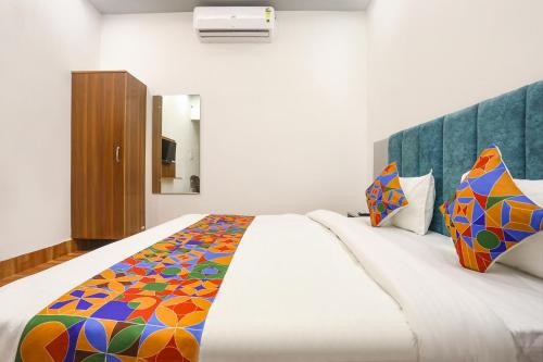 Ένα ή περισσότερα κρεβάτια σε δωμάτιο στο FabHotel Villa The Suites - Nr Prayagraj Junction