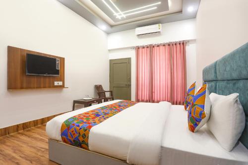 Μια τηλεόραση ή/και κέντρο ψυχαγωγίας στο FabHotel Villa The Suites - Nr Prayagraj Junction