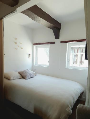 - une chambre avec un lit blanc et 2 fenêtres dans l'établissement Les Bons Enfants 4, à Rouen