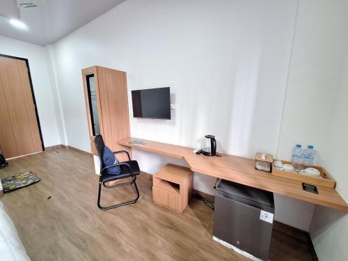 TV a/nebo společenská místnost v ubytování Urbanview Hotel Inkoppabri Cisarua Puncak