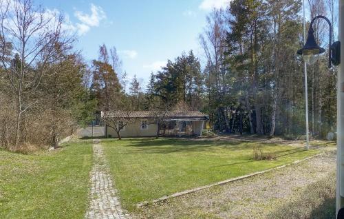 Beautiful Home In Ingaröにある庭