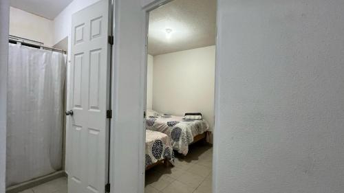 a room with a bed and a door leading to a bedroom at Casa Curicó Viñedos in Las Adjuntas