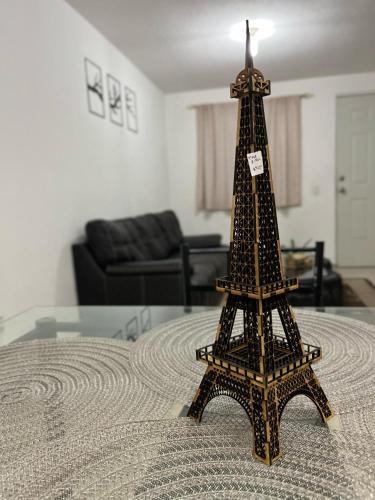 a model of the eiffel tower on a table at Casa Curicó Viñedos in Las Adjuntas