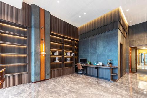 a lobby with a desk in a room at Merrihod Hotel - Guangzhou South Station Jinlong Subway Station Branch in Shunde