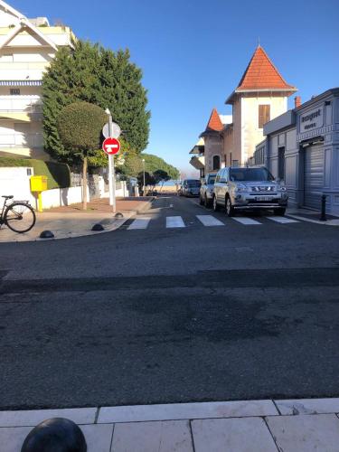 a street with cars parked on the side of the road at Elégant T2 près de la plage et en hyper centre in Arcachon