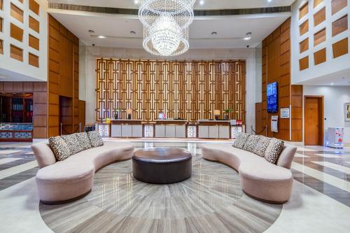 a lobby with two couches and a chandelier at Langlizi Hotel in Chongqing