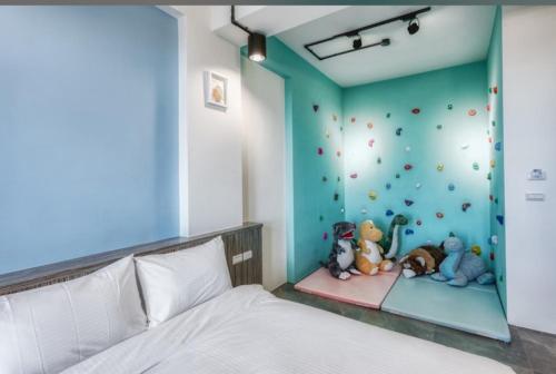 a bedroom with teddy bears in a climbing wall at Nine in Wujie