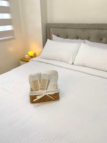 dos libros en una cesta en una cama en The Hive Staycation - SMDC Hope Residences, en Trece Martires