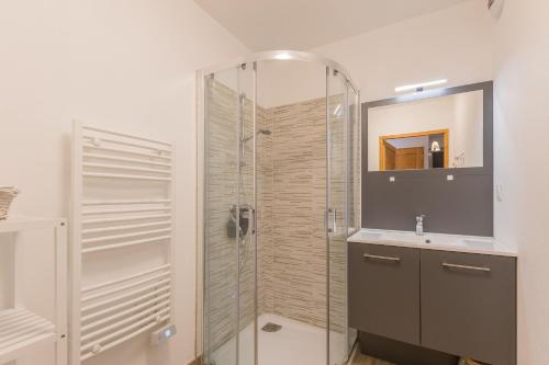 une salle de bain avec une douche en verre et un lavabo dans l'établissement Le Grand Ferrand - Station à 5min à pied, à Saint-Étienne-en-Dévoluy