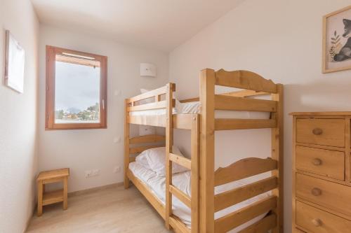 une chambre avec deux lits superposés dans une pièce dans l'établissement Le Grand Ferrand - Station à 5min à pied, à Saint-Étienne-en-Dévoluy