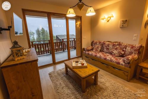 un salon avec un canapé et une table dans l'établissement Le Grand Ferrand - Station à 5min à pied, à Saint-Étienne-en-Dévoluy