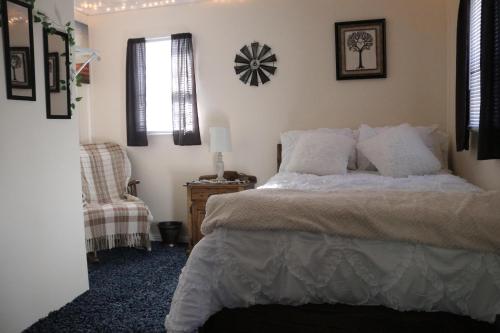 una camera da letto con un letto e una sedia di River Lane Cottage a Dunnville