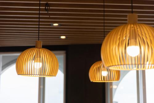 three lights are hanging from the ceiling in a room at Sun Moon Lake Apollo Resort Hotel in Yuchi