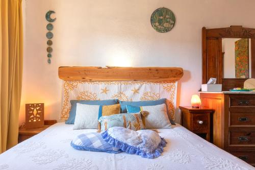 Un dormitorio con una cama blanca con almohadas azules. en Perla Marina, en Isola Rossa