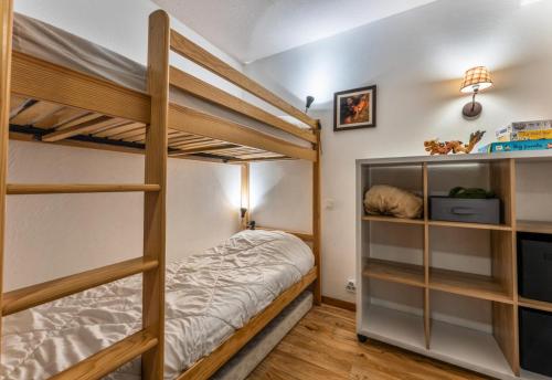 - une chambre avec 2 lits superposés et une télévision dans l'établissement Résidence Les Hauts De Preclaux - Appartement cosy au coeur des Orres 1800 MAE-9171, aux Orres