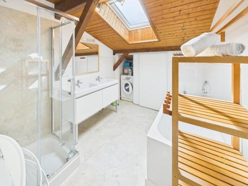 une salle de bain avec une douche en verre et un lavabo dans l'établissement Appartement Terrasse, vue sur les montagnes et Parking, à Bussang