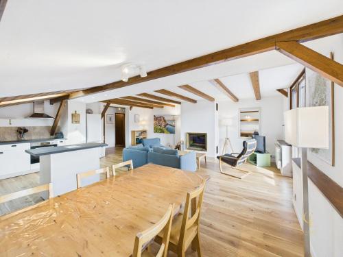 - une cuisine et un salon avec une grande table et des chaises dans l'établissement Appartement Terrasse, vue sur les montagnes et Parking, à Bussang