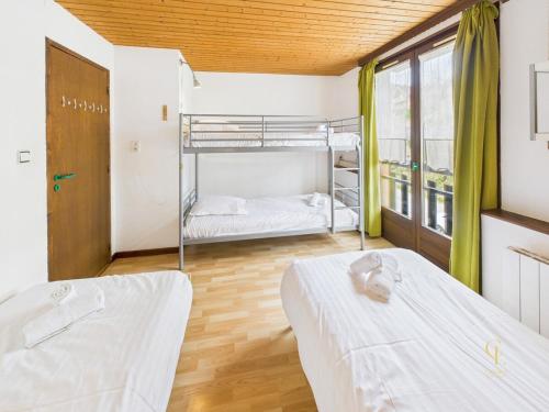 deux lits superposés dans une chambre avec fenêtre dans l'établissement Appartement Terrasse, vue sur les montagnes et Parking, à Bussang