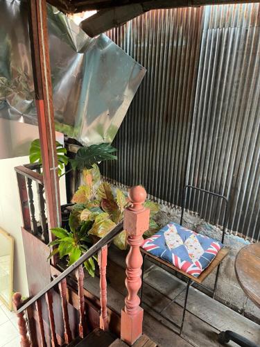a balcony with a chair and a table and a fence at Ayutthaya Par Plearn Homestay อยุธยา พาเพลินold BJ Guesthouse in Phra Nakhon Si Ayutthaya