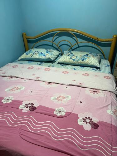 Ένα ή περισσότερα κρεβάτια σε δωμάτιο στο Ayutthaya Par Plearn Homestay อยุธยา พาเพลินold BJ Guesthouse