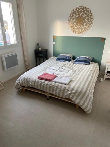 une chambre avec un grand lit avec des serviettes dessus dans l'établissement Maison Castellet, idéale famille, 12 min Sanary, au Castellet