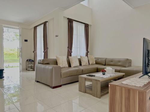 Телевизор и/или развлекательный центр в Blessimore Springhill 4BR