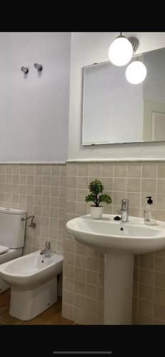 A bathroom at PLENO CENTRO DE SEVILLA- JUNTO IGLESIA MONTESIÓN