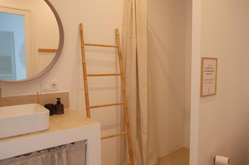 Un baño de Casa Cactus - heated pool and only 5 boutique apartments