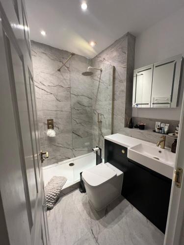 Ένα μπάνιο στο No 48 Fivedom - Luxury 1-Bed Apartment with Free Parking