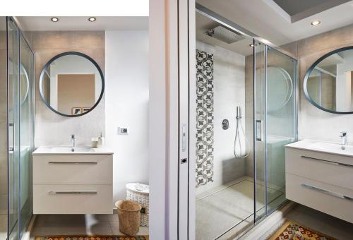 łazienka z 2 umywalkami i prysznicem w obiekcie Villa Scarlet con piscina privata w mieście Modica