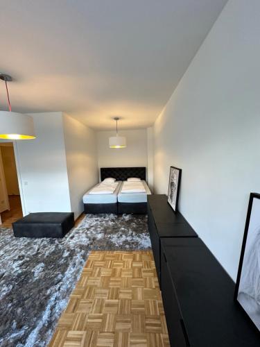 sypialnia z 2 łóżkami i komodą w obiekcie Loft Living - Köln - Ehrenfeld w Kolonii