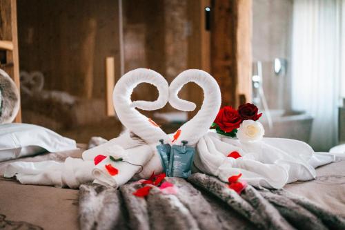a couple of swans sitting on top of a bed at Serendipity Hotel in Sauze dʼOulx