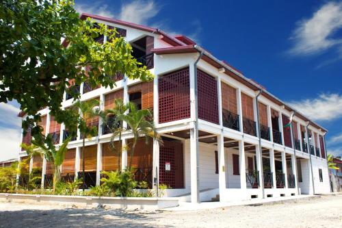 un bâtiment avec des colonnes blanches et l'aventh floor dans l'établissement La Créole APT11, à Toamasina