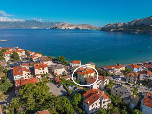 Studio Apartments Cavrak with Terrace