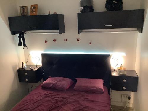 - une chambre avec un lit doté de 2 tables de nuit et de lumières dans l'établissement Rez-de-jardin cap d agde résidence eurêka, au Cap d'Agde