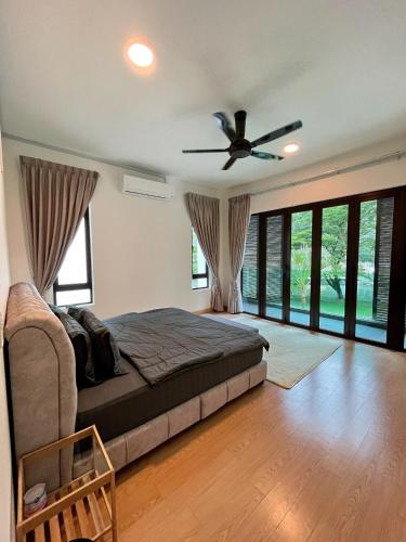 a bedroom with a bed and a ceiling fan at cc la villa in Kanching