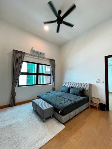 a bedroom with a bed and a ceiling fan at cc la villa in Kanching