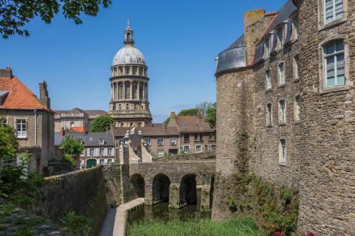 an old building with a cathedral in the background at Entre ciel et mer in Boulogne-sur-Mer