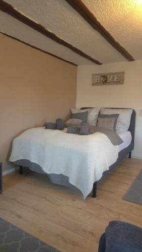 Haus Saarburg Innenstadt Bleser Appartementsにあるベッド