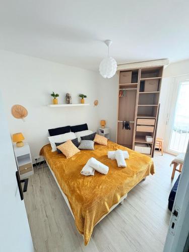 une chambre avec un lit avec deux serviettes dessus dans l'établissement Joli T2, classé 3 étoiles, climatisé vue mer, parking, à Sète